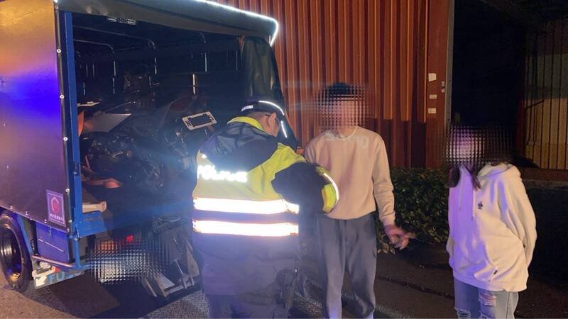 陈姓面包车主（中）涉嫌用自己的面包车载运改装竞速机车也涉案。（新湖警分局提供）