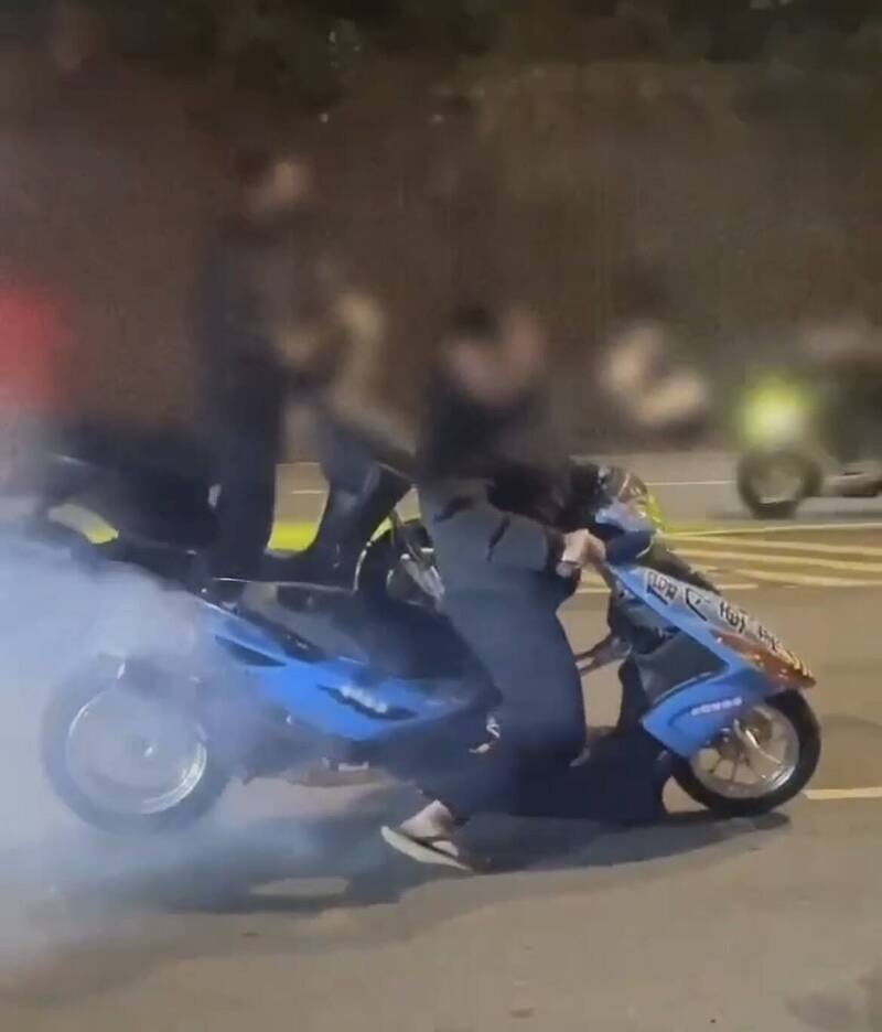 新湖警分局掌握住骑手们故意在马路上烧胎、制造空气污染和噪音。（新湖警分局提供）