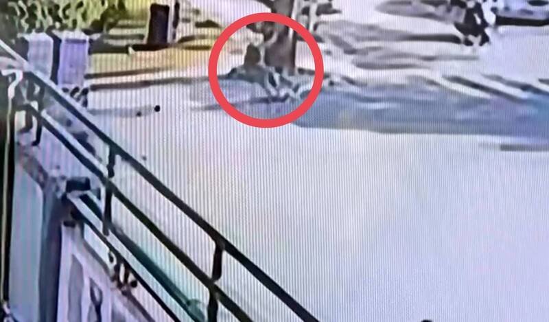 苏男突然倒卧路口。（民众提供）