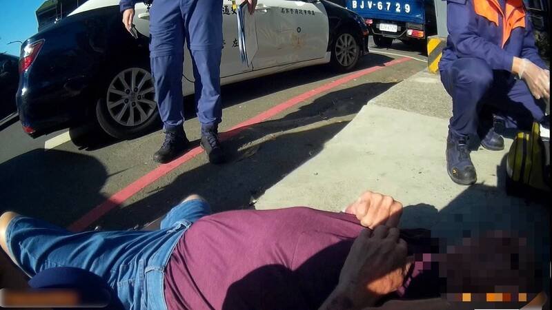 苏男泥醉倒卧路口。（民众提供）