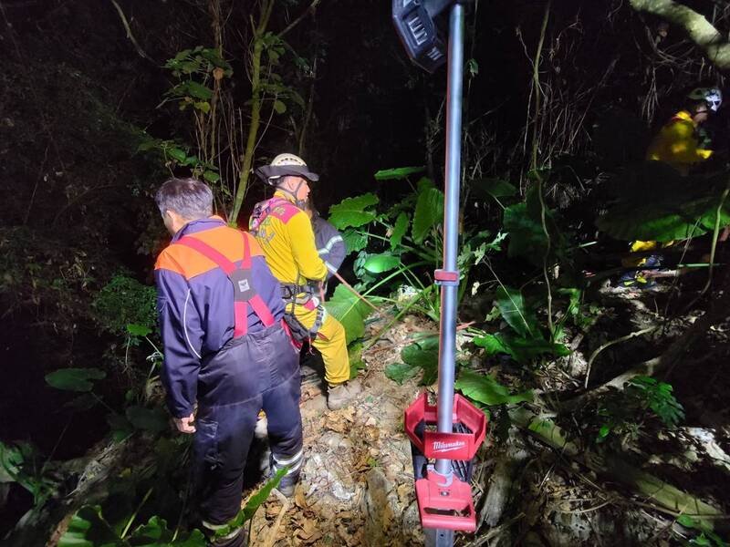 冈山警方昨深夜在燕巢区车林巷边坡寻获失联邱姓父子。（警方提供）