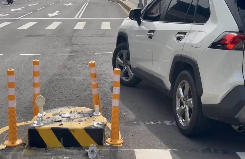 彰南路庇护岛频遭撞，今天有民众现场实测。（民众提供）