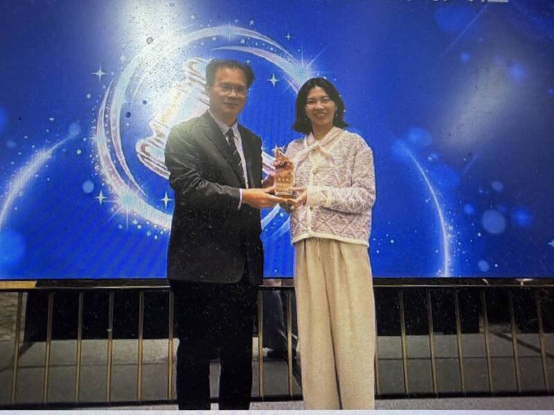 桥头地检署检察官许亚文（右）获首届「检察机关侦办妇幼案件有功人士奖」个人菁英奖。（图由桥头地检署提供）