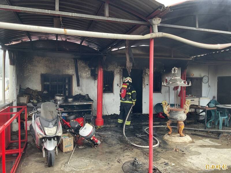 台东市青海路三段一栋民宅今晨火警。（记者黄明堂翻摄）