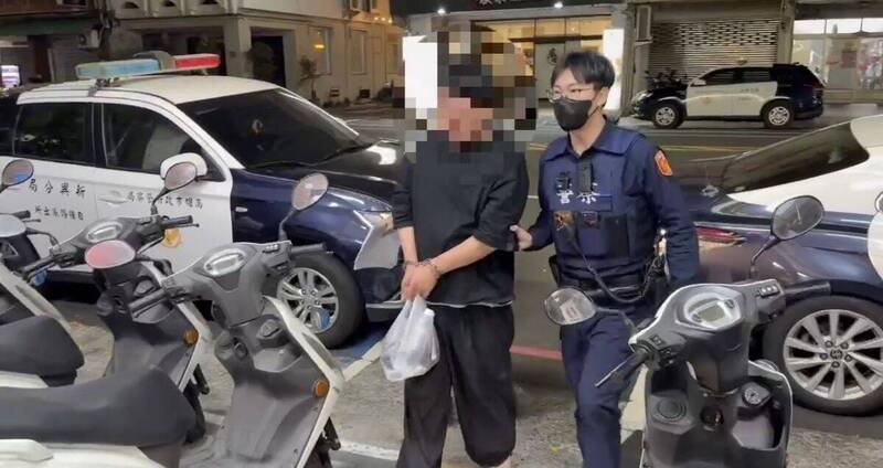 酒醉男闹事失控便溺被管束，又在派出所妨害公务被送办。（民众提供）