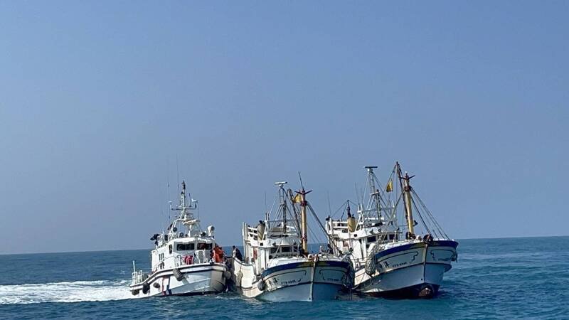 1艘台南将军籍大型渔船突然机械故障在云林外海载浮载沉无法航行，且船舱进水情况颇为危急，分署第十三海巡队赶紧出动2艘海巡艇赶往救援。（图由海巡队提供）