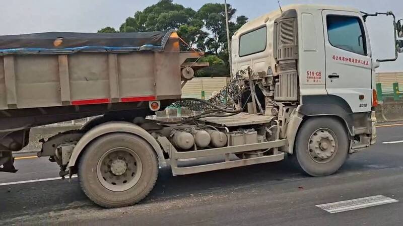 联结车撞上前方轿车。（记者徐圣伦翻摄）