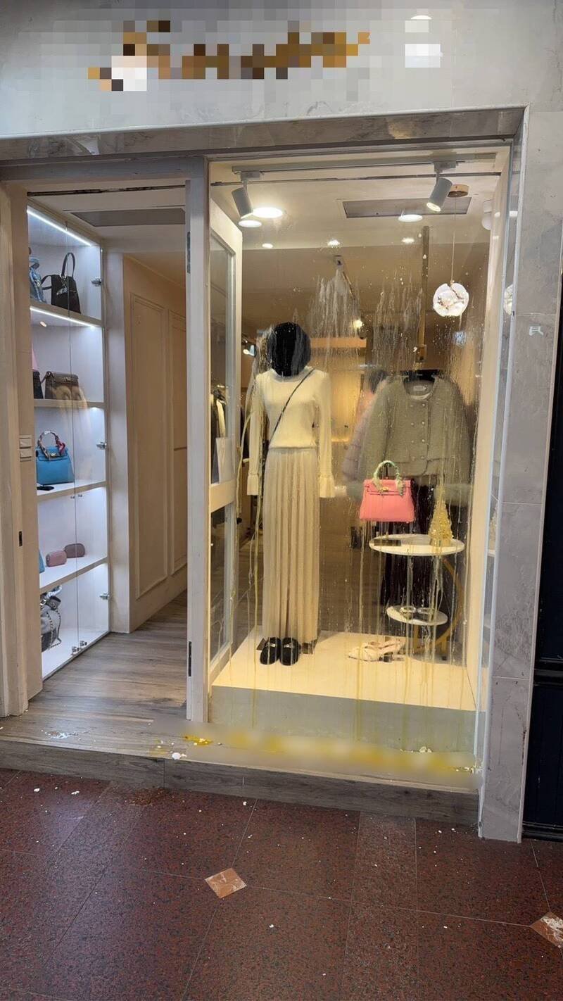 黄女不满之前任职的服饰店，没有将劳工保险退保，竟朝店家橱窗丢掷鸡蛋。（记者陆运锋翻摄）