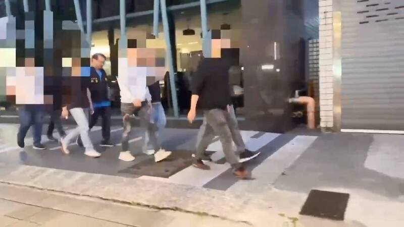 台北市怀爱馆旁一间礼仪公司遭砸，警方拘提颜姓主嫌（左1）等人。（记者陆运锋翻摄）