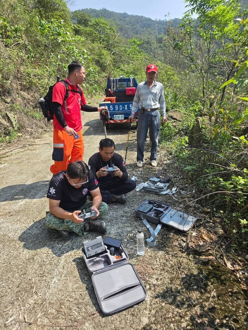 救援人员运用各项器材搜救。（警方提供）