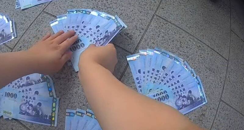 桃园警方破获诈骗案，逮捕车手及取水手，取出赃款9万余元。（警方提供）