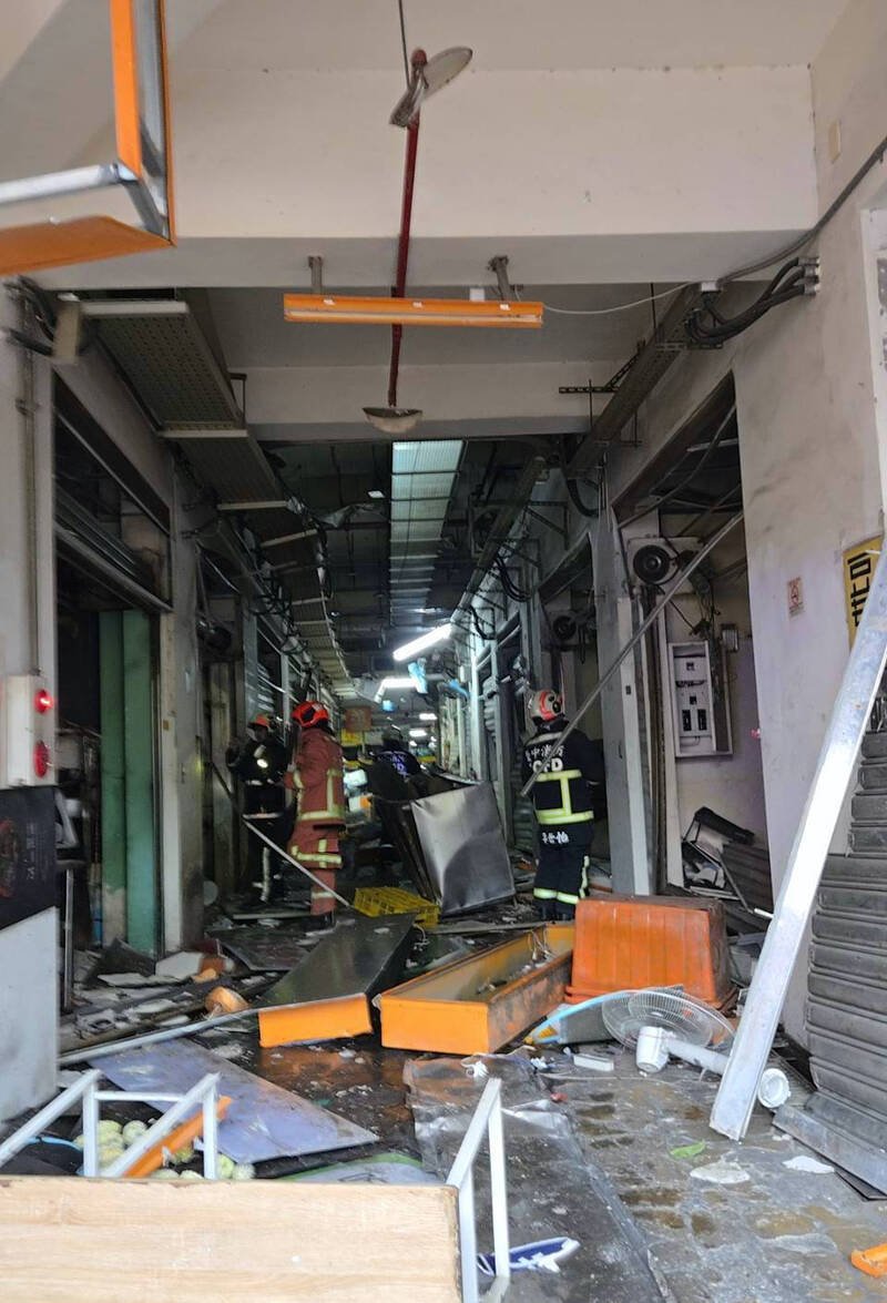 建国市场3月3日气爆，造成16间店铺铁卷门、天花板、电梯及公共设施毁损。（资料照，民众提供）