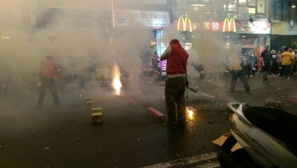 早年大甲妈遶境经过彰化县，施放爆竹阵仗非常惊人。（资料照）