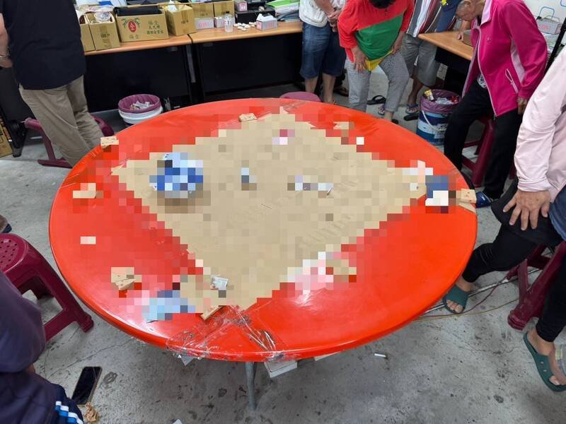 东港警方昨天启动快打部队，跨海破获职业赌场。（警方提供）