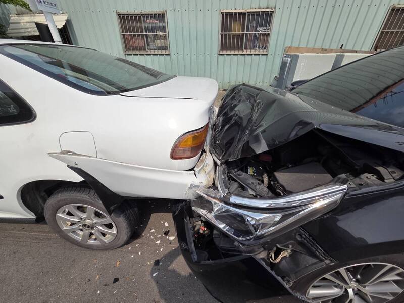 男子开车失控连撞3车，图为被撞车辆。（民众提供）