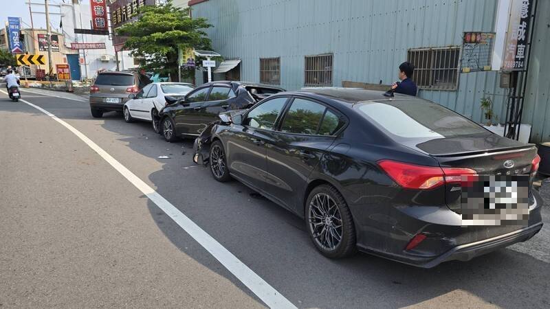 男子开车失控连撞3车，图右一黑车为肇事车辆。（民众提供）