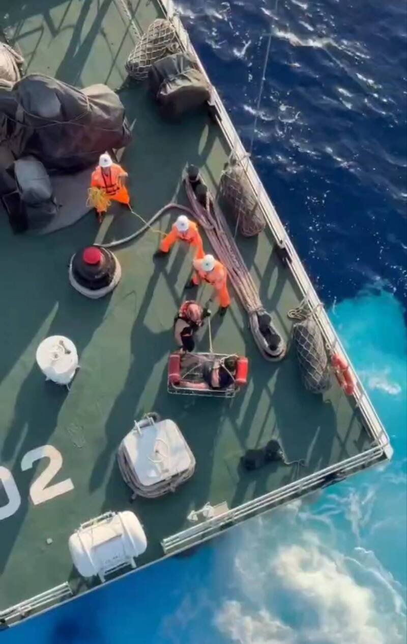 海巡吊挂分队抢救成功舰自家人。（空勤总队提供）