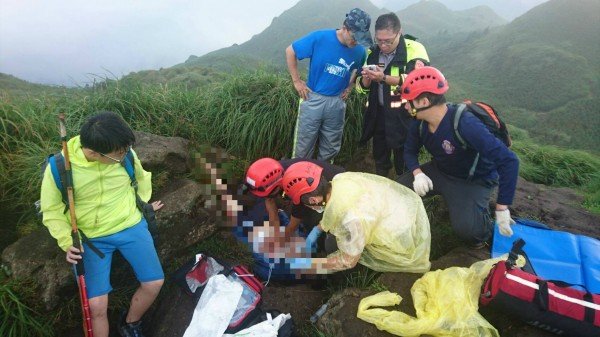 50岁颜姓妇人今天与49岁陈姓丈夫与12岁儿子，一起攀爬台北市七星山，下午4点半左右在七星山东峰主峰附近休息时，颜女惨遭雷击。救护人员历经近3小时将颜女送医救治，但她仍伤重不治。（记者王冠仁翻摄）