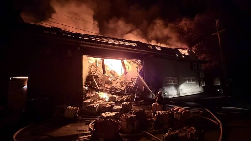 五股一间旧衣工厂失火，起火原因仍待调查厘清。（记者吴仁捷翻摄）