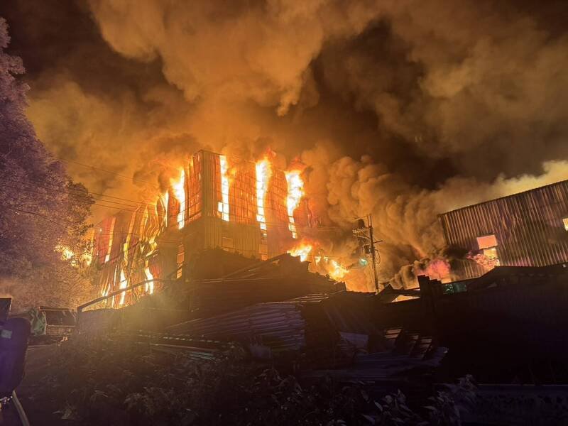 五股一间旧衣工厂今晚失火，因堆满易燃旧衣，火势猛烈，目前燃烧达5676平方公尺。（记者吴仁捷翻摄）