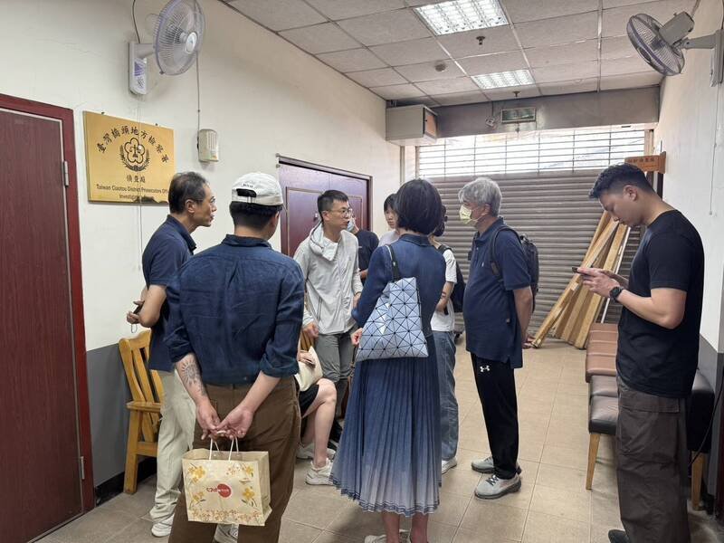 高雄警官林正立11日猝逝，家中顿失经济支柱，高市警界及协勤民力大队长等到殡仪馆慰问遗眷。（图由民众提供）