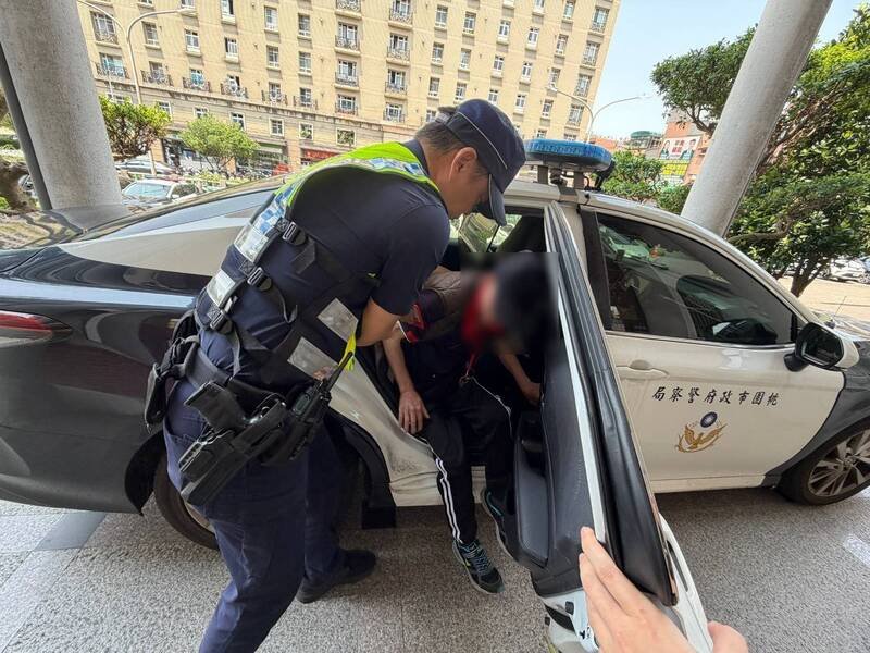 黄姓老翁迷途5公里难耐高温瘫坐路旁，平镇员警即时暖送他返家。（图由警方提供）