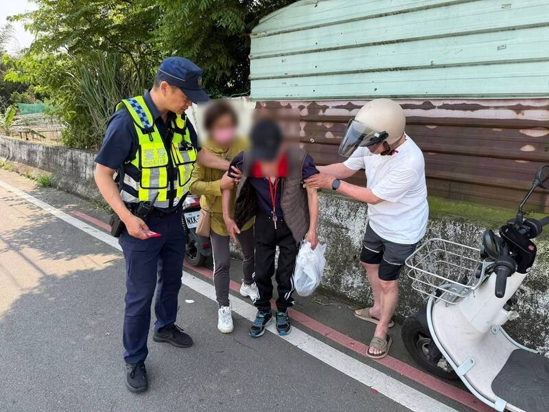 黄姓老翁迷途5公里难耐高温瘫坐路旁，平镇员警即时暖送他返家。（图由警方提供）