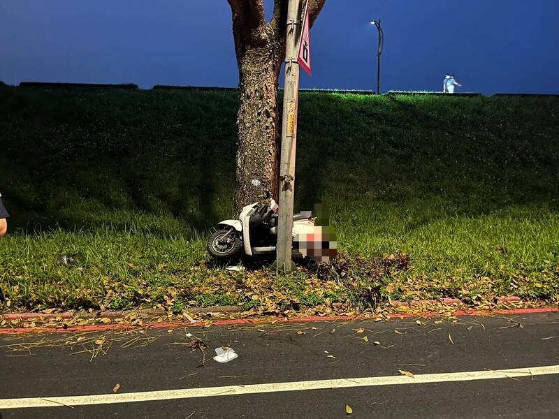 新北市苏姓骑士骑车行经环汉路段，无故偏移撞卡路树与灯杆间，伤重不治，车祸肇因及责任归属，仍待进一步厘清。（记者吴仁捷翻摄）