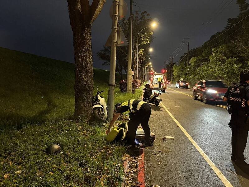 新北市苏姓骑士骑车行经环汉路段，无故偏移撞卡路树与灯杆间，伤重不治，车祸肇因及责任归属，仍待进一步厘清。（记者吴仁捷翻摄）