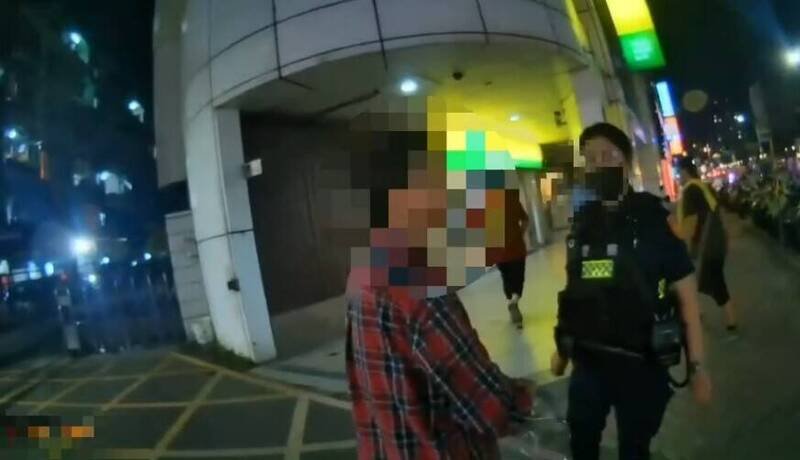 新北市一名老妇人持社福券，到连锁店想兑换生水饺被拒后暴走叫嚣，警方到场查出她身边的丈夫竟是通缉犯，当场带回押解归案。（记者吴仁捷翻摄）