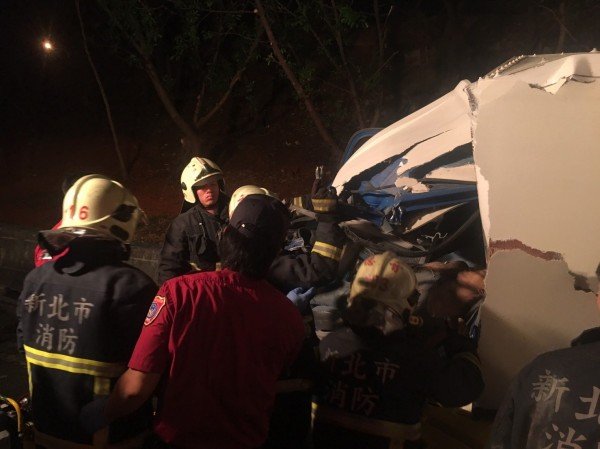 警消人员破坏车体抢救。（记者曾健铭翻摄）