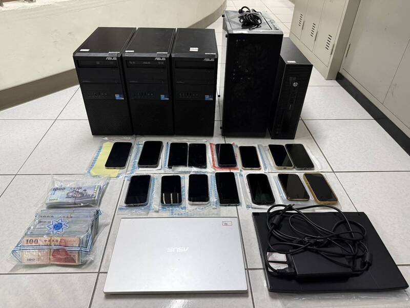 警方查扣赃款与电脑等证物。（记者王冠仁翻摄）