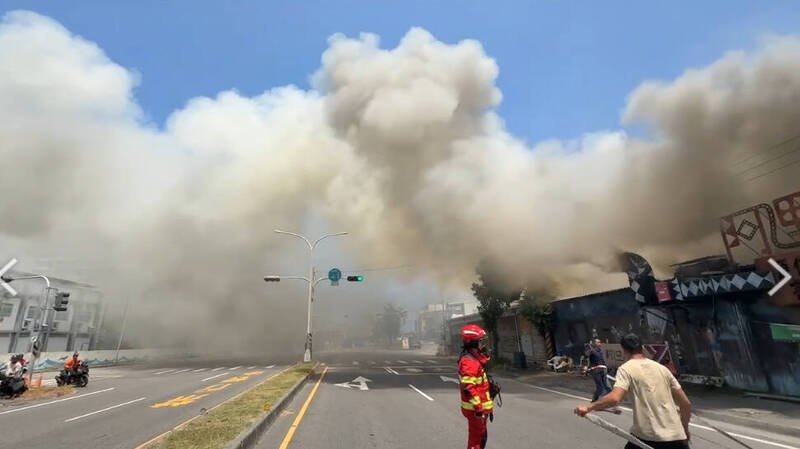 台东市外环道阿里岸风味餐厅中午火警，浓烟飘散。（记者黄明堂翻摄）