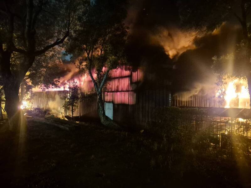 桃园大溪铁皮仓库恶火，爆炸声不断。（记者郑淑婷翻摄）