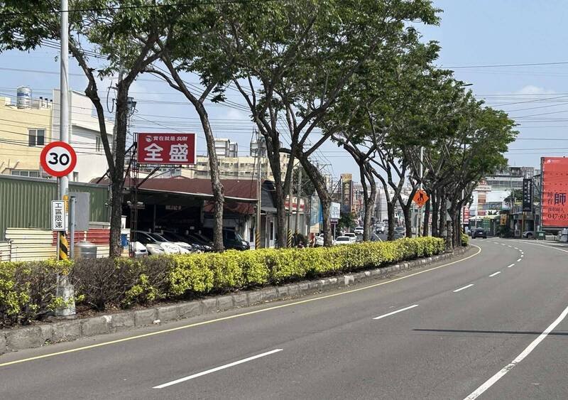 大埔截水沟堤岸道路拓宽工程前。设有30公里速限牌，提醒用路人减速慢行。（图由警方提供）