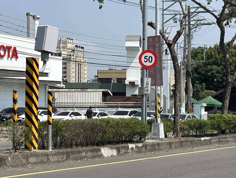 50公里速限牌就设在测速杆旁，用路人怒轰抢钱。（图由警方提供）