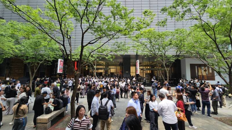 警消随即疏散前往逛街民众。（记者陆运锋翻摄）