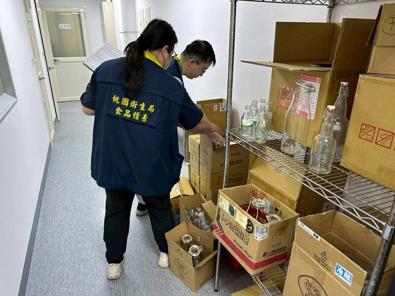 桃园地检署本月10日会同桃市府卫生局、卫生福利部食品药物管理署搜索。（桃园市卫生局提供）