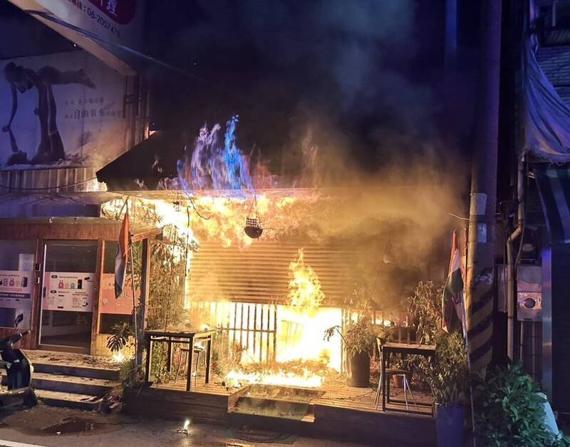 永康印度料理餐厅火警，火势一度猛烈。（民众提供）