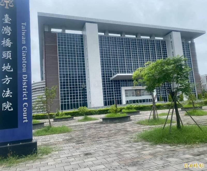 陈姓老翁前往儿子家，欲商讨遗产分配遭拒，却赖著不走，被桥头地院判罪。（记者鲍建信摄）