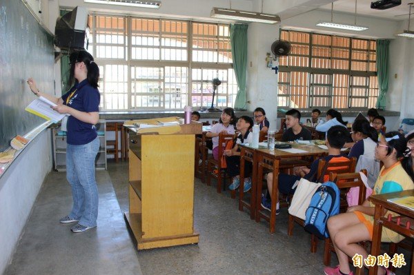 师资生像国一新生的大姊姊和大哥哥，亦师亦友，给新生亲切感，新生上课新鲜又有趣。（记者张聪秋摄）