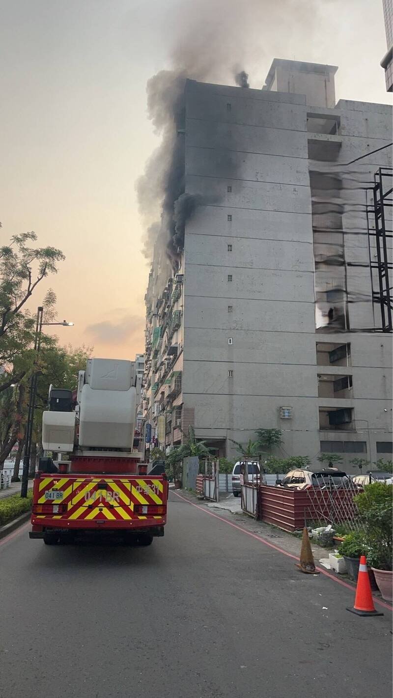 高雄前金区大楼火警，消防局出动22车50人抢救（民众提供）