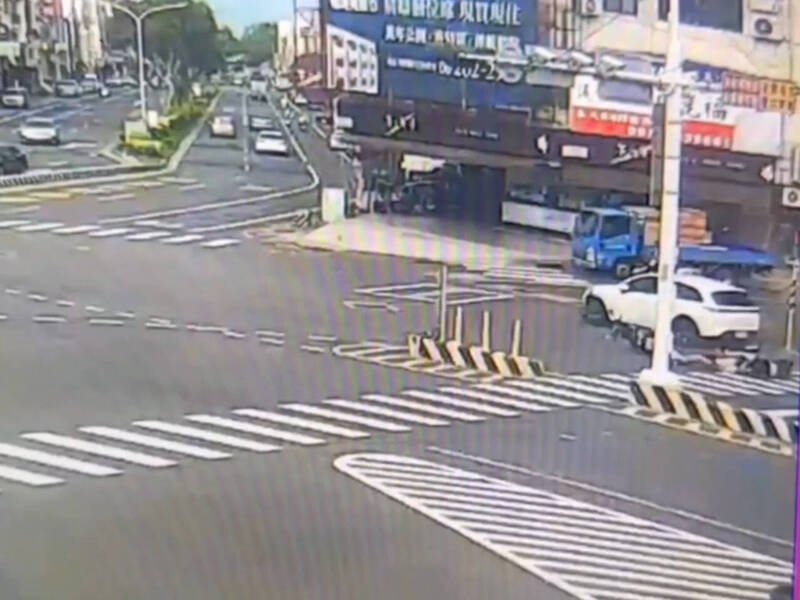 邱姓女子驾驶白色休旅车在台南市南区明兴路与中华南路口冲撞三辆停等红灯的机车，造成二男一女骑士受伤，邱女毒品快筛阳性反应，被依公共危险罪嫌送办。（民众提供）