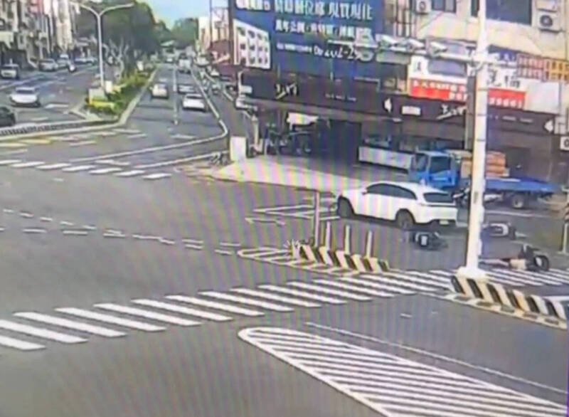 邱姓女子驾驶白色休旅车在台南市南区明兴路与中华南路口冲撞三辆停等红灯的机车，造成二男一女骑士受伤，邱女毒品快筛阳性反应，被依公共危险罪嫌送办。（民众提供）