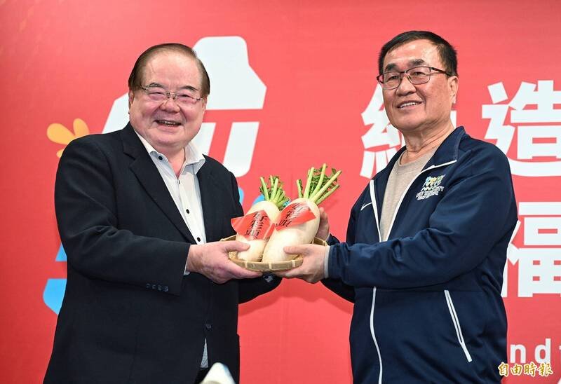 媒体报导，国民党副主席李干龙（左）座车疑遭安装追踪器，他自己面对求证连忙说没有。（资料照）