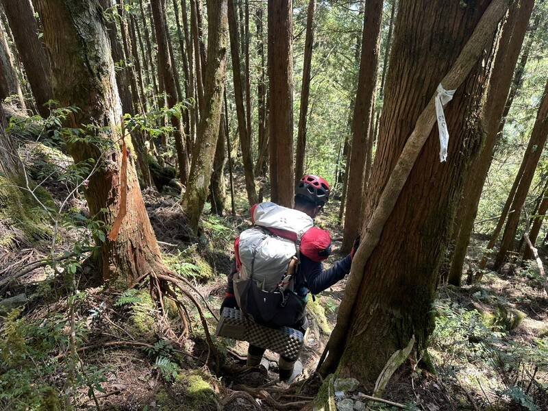 花莲县消防局出动10多人上山，前往协作坠落处救援。（消防局提供）