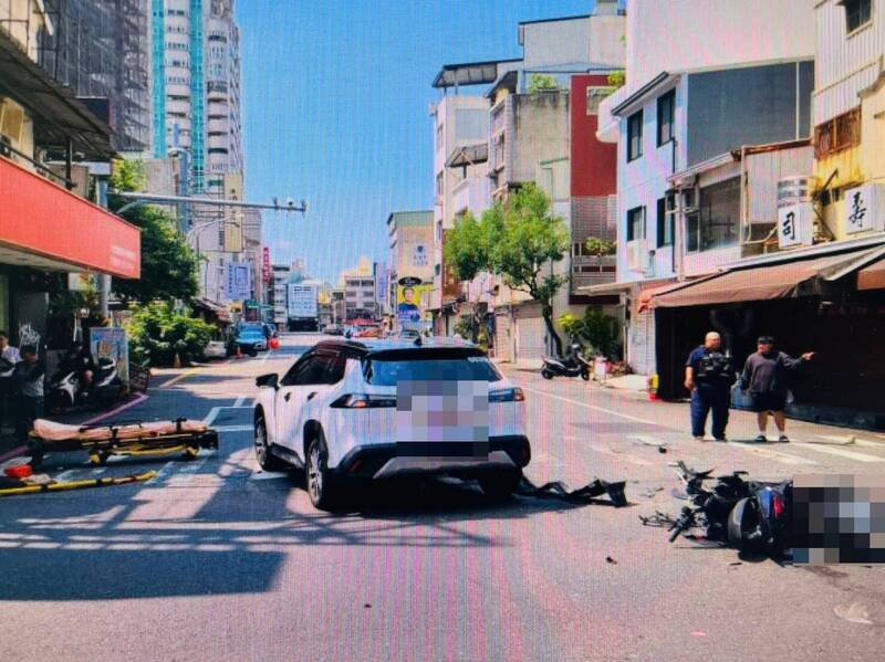 台南昨发生一起死亡车祸。小客车于成功路口左转时疑未礼让撞上直行机车，22岁成大庄姓男大生重摔送医不治。（民众提供）