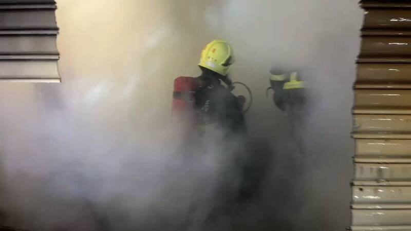 宜兰县五结乡一间铁皮屋今晚发生火警，火场浓烟密布。（宜兰县消防局提供）