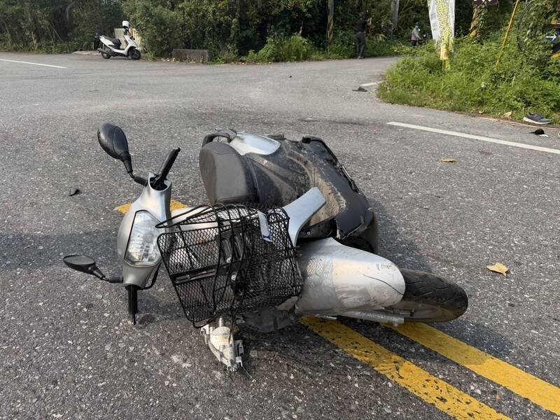 机车龙头及菜篮都撞歪，驾驶及乘客2名长辈送医后均不治。（民众提供）