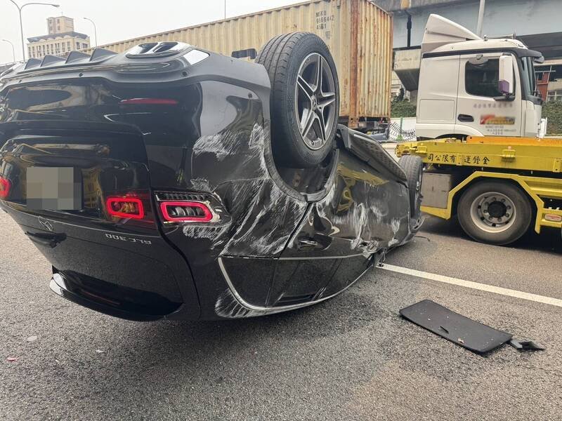 一辆小货车在中山高三重路段抛锚遭宾士车擦撞，宾士车整辆翻覆。（记者吴仁捷翻摄）